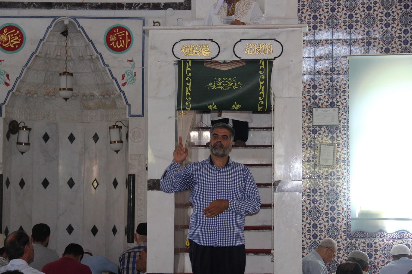 Cuma hutbesinde işaret diliyle kurban ibadeti anlatıldı Cuma hutbesinde işaret diliyle kurban ibadeti anlatıldı